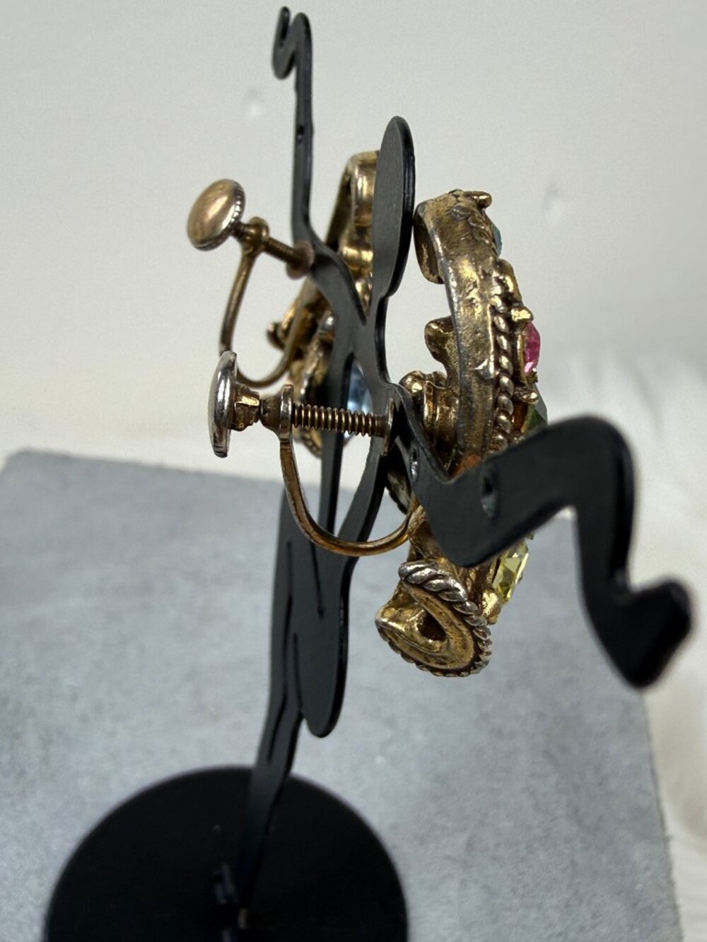 Vintage 1950s Hollycraft Pastel Gold Tone Screw Back Earrings 1" X .75" - Picture 12 of 14